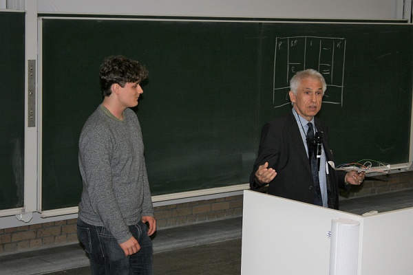 20180427_Innovation Day 2018_118.JPG - Preisüberreichung an den Gewinner des Papierfliegerwettbewerbs